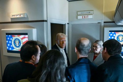 Ông Trump sa thải hàng loạt quan chức trong đêm gây bất ngờ