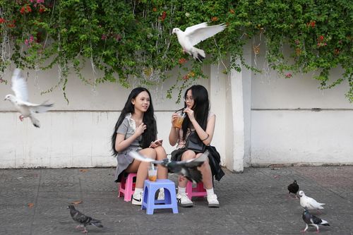 Giới trẻ TP.HCM xuống phố tận hưởng không khí yên bình sáng mùng 1 Tết