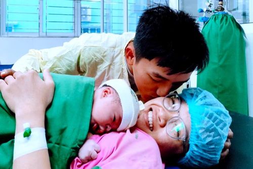 Khoảnh khắc những em bé Ất Tỵ đầu tiên chào đời