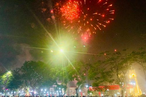 Hải Phòng: rực rỡ các màn bắn pháo hoa Tết Ất Tỵ