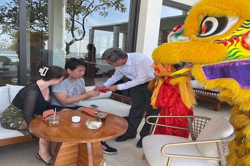Lãnh đạo tỉnh Bình Thuận chúc Tết du khách nước ngoài