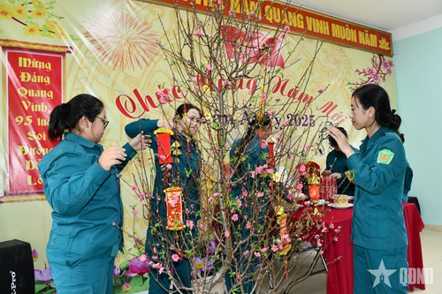 Tết của những nữ pháo thủ canh… trời