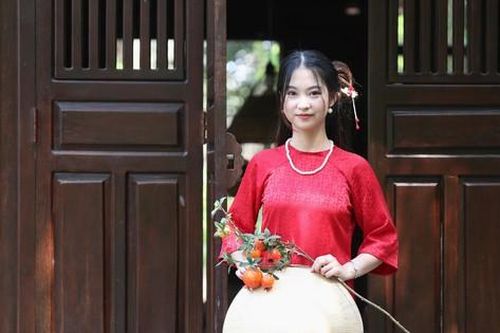 Bạn trẻ xung xính áo dài chụp ảnh ở các di tích lịch sử dịp Tết