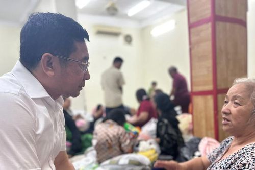 Phó Chủ tịch Thường trực UBND TPHCM Dương Ngọc Hải thăm, động viên các hộ dân vụ cháy