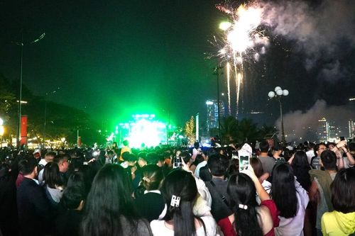 TP Vũng Tàu: Hàng ngàn người đổ về công viên, bãi biển đón Giao thừa