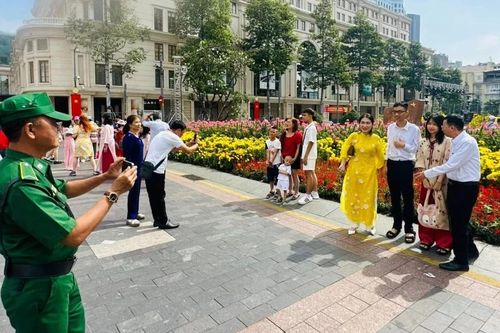Mùng 1 Tết, người dân TPHCM rộn ràng du xuân