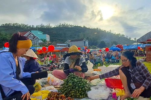 Hàng ngàn người đến phiên chợ 'độc nhất vô nhị' ở Bình Định để 'rước lộc'