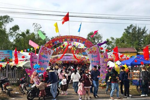 Du khách nhộn nhịp đi hái lộc, chơi trò chơi dân gian