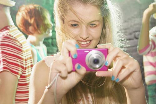 Máy ảnh compact có gì khiến giới trẻ 'phát cuồng' tìm mua?