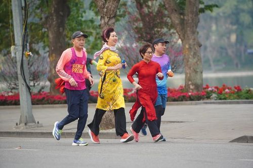 Sáng mùng 1 Tết Ất Tỵ, người Hà Nội tận hưởng theo cách riêng