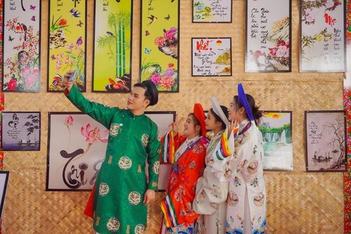 Mùng 1 Tết Ất Tỵ, người dân TP HCM hân hoan du xuân