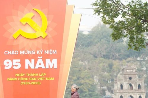 Người Hà Nội tận hưởng ngày mùng 1 Tết theo cách riêng