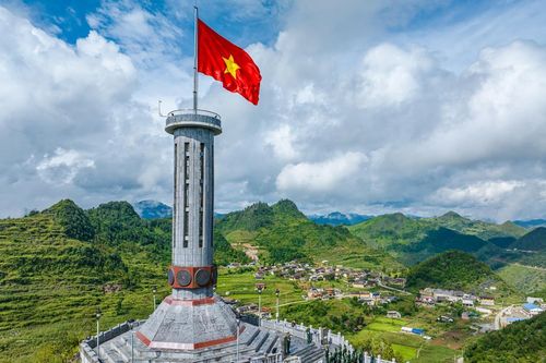 Thiêng liêng nghi lễ chào cờ trên đỉnh núi Rồng