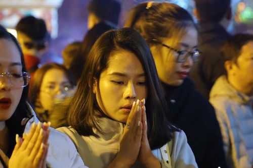 Hà Nội: Hàng trăm người đổ về Phủ Tây Hồ cầu bình an vào rạng sáng mồng 1 Tết
