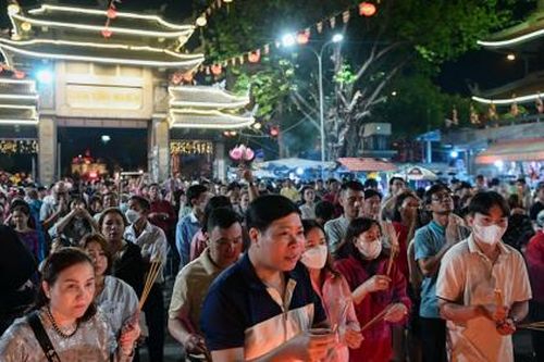 Người dân TPHCM xếp hàng chờ gõ chuông chùa ngày đầu năm mới