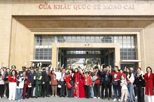 Quảng Ninh: Rộn ràng đón du khách 'xông đất' ngày đầu năm mới Ất Tỵ