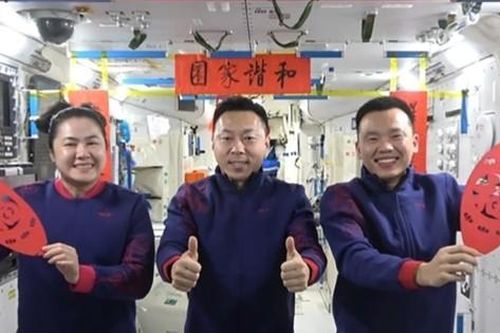 Phi hành gia Trung Quốc ăn há cảo, cháo bát bảo trong tiệc tất niên ngoài vũ trụ
