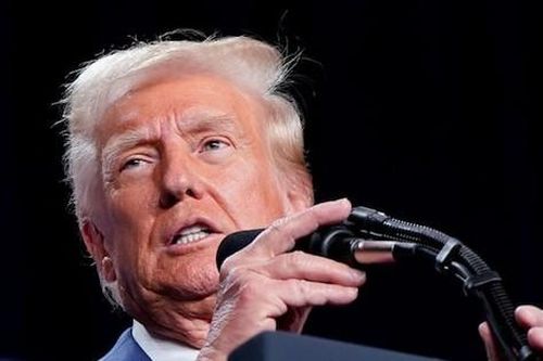Tổng thống Trump yêu cầu tạm dừng mọi khoản tài trợ và cho vay của liên bang