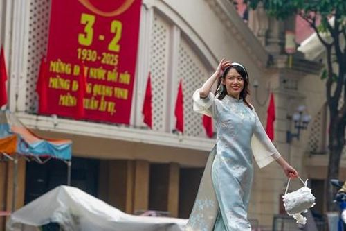 Phố phường Hà Nội bình yên sáng mùng 1 Tết