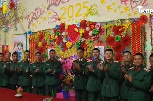 Chiến sĩ trẻ tưng bừng đêm giao thừa đón chào năm mới Ất Tỵ 2025