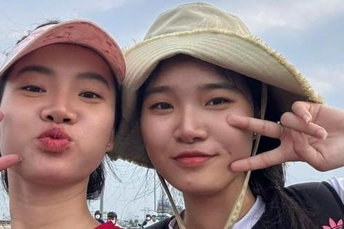 Hai chị em đi bộ 70 km về quê ăn Tết