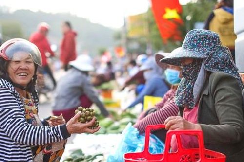 Người người nô nức đi phiên chợ ngày mùng 1 Tết cầu lộc