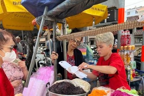 Quán chay giá không đổi hút khách ngày mùng 1 Tết ở TPHCM