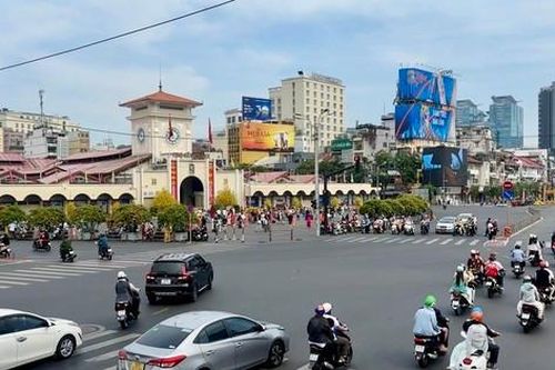Mùng 1 Tết: TPHCM đẹp bình yên, người dân thảnh thơi dạo phố