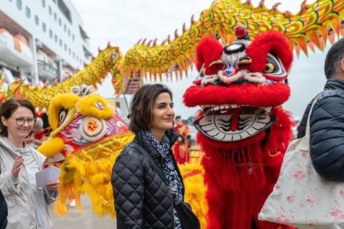 Chủ tịch Quảng Ninh lì xì khách du lịch tàu biển 'xông đất' đầu năm