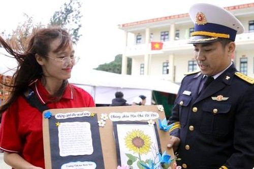 Những cánh thư 'vượt sóng' gửi chiến sĩ hải quân nơi đảo xa