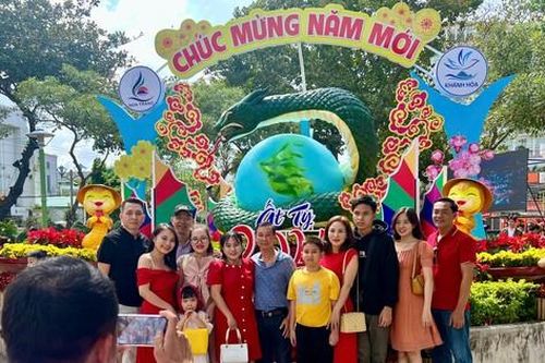 Người dân phố biển Nha Trang nô nức du xuân trong ngày đầu năm