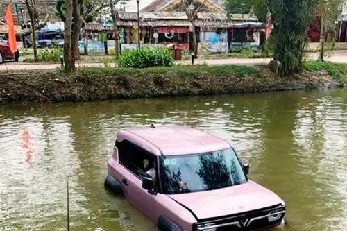 TP. Huế: Xe ô tô điện rơi xuống sông ngày mùng Một Tết