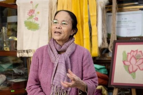 Nghệ nhân Phan Thị Thuận: Miệt mài giữ hồn quốc hoa trong từng sợi tơ sen