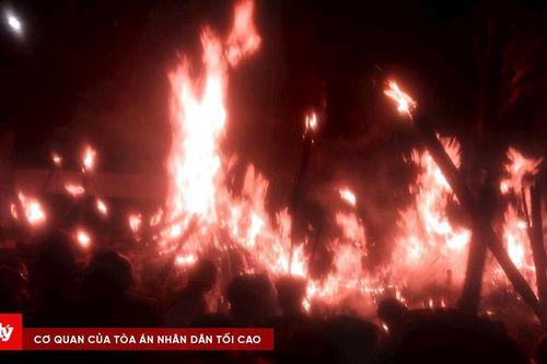 'Nộm rồng' bốc cháy vào đêm giao thừa, cả làng rước lửa thiêng về nhà