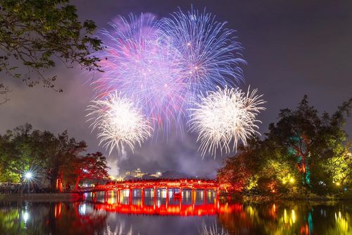 Pháo hoa rực sáng bầu trời chào năm mới Ất Tỵ