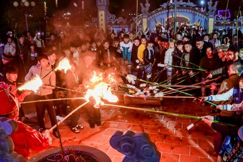 Cả làng đốt đuốc, rước 'lửa Thánh' cầu may đêm giao thừa ở Nam Định