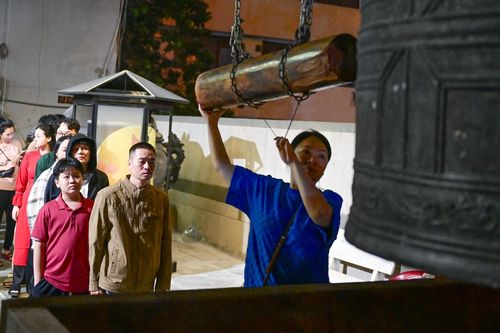 Người dân TPHCM xếp hàng chờ gõ chuông chùa ngày đầu năm mới