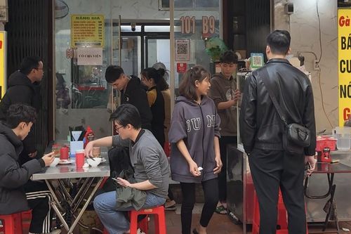 Những quán ăn giải ngấy mở cửa xuyên Tết ở Hà Nội, có nơi không phụ thu