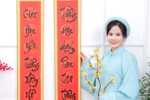 Cô giáo trổ tài viết thư pháp, câu đối ngày Tết khiến nhiều người trầm trồ