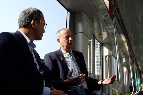 Đại sứ Israel với trải nghiệm đầu xuân đặc biệt trên tuyến Metro Hà Nội