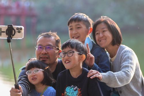 Các gia đình diện quần áo đẹp du xuân hồ Gươm trong nắng đẹp