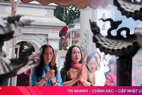 Tấp nập du khách về đền Chợ Củi ngày đầu năm mới
