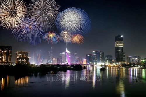 Pháo hoa rực rỡ đêm Giao thừa chào đón năm mới Ất Tỵ 2025