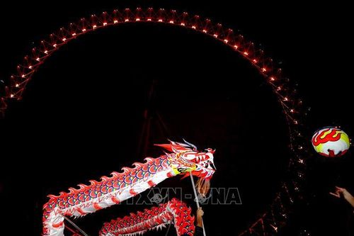 London Eye rực rỡ sắc màu chào đón Tết Nguyên đán