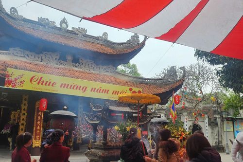 Đền Đô tấp nập ngày mùng 1 Tết Ất Tỵ