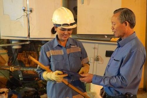 Niềm vui của những công nhân quét rác đêm giao thừa ở Bình Thuận