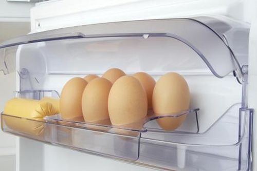 Lý do không nên để trứng ở cánh cửa tủ lạnh, nhiều người chưa biết