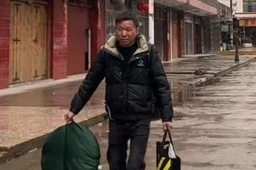 Người đàn ông chia sẻ lý do đi bộ hơn 650km về quê ăn Tết