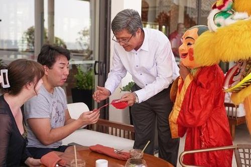 Bình Thuận: Du khách vui mừng khi nhận được lì xì đầu năm