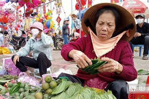 Độc đáo 'chợ viềng' họp sau đêm Giao thừa để cầu may tại Bình Định